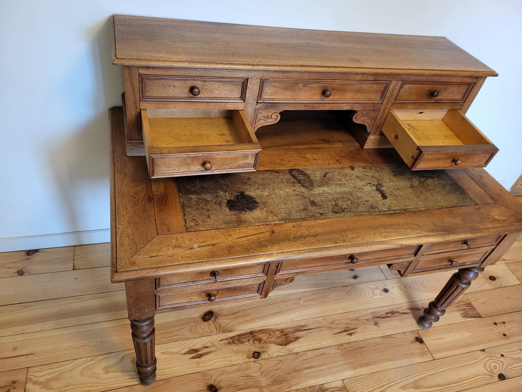 Scrivanie: Bureau en noyer avec cuir vert – Usato da Ballens venduto da jcd_l6pr 4