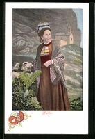 Wallis, Frau in Tracht, Im Hintergrund K