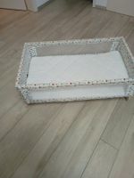 Babybett mit einer Schaukelfunktion und neuen Matratze