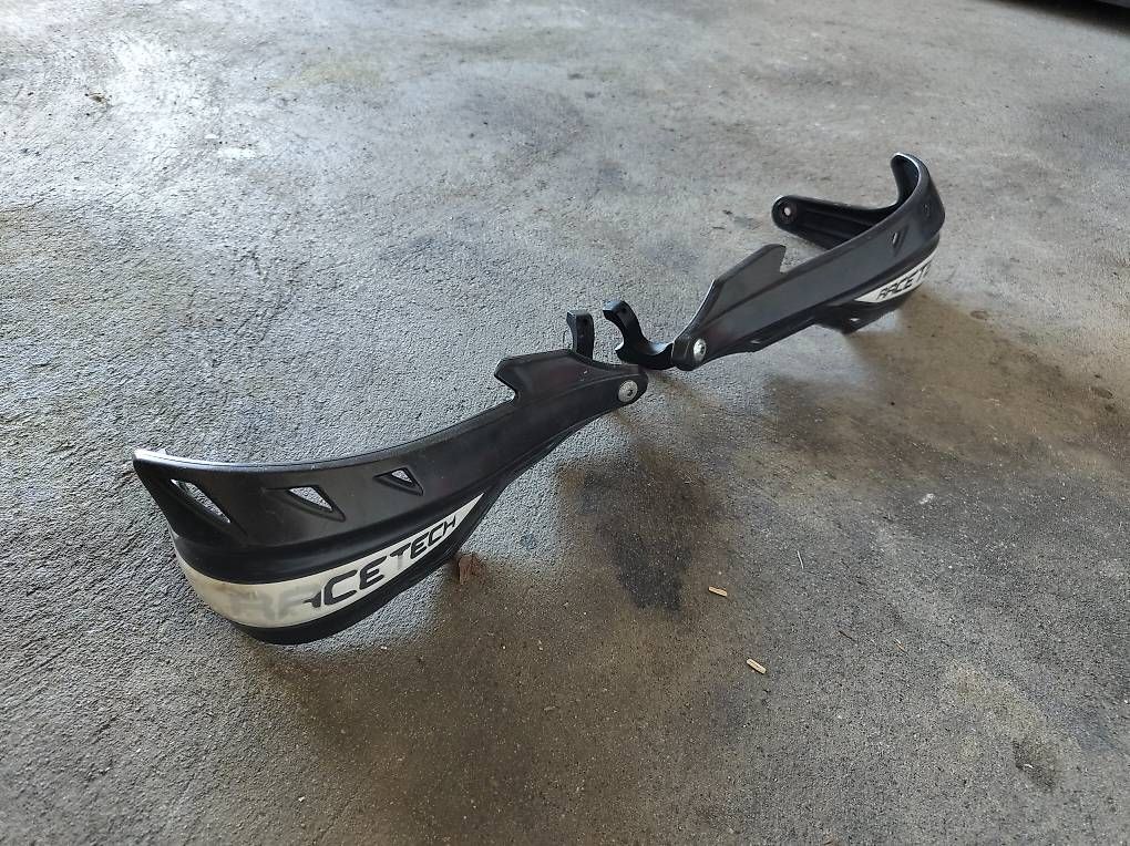 Tutti i ricambio per moto: Handguards Supermoto – Usato da Speicher venduto da sgtcheaftain