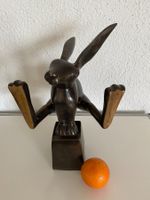 Bronze, Akrobatischer Hase mit goldenen Fusssohlen