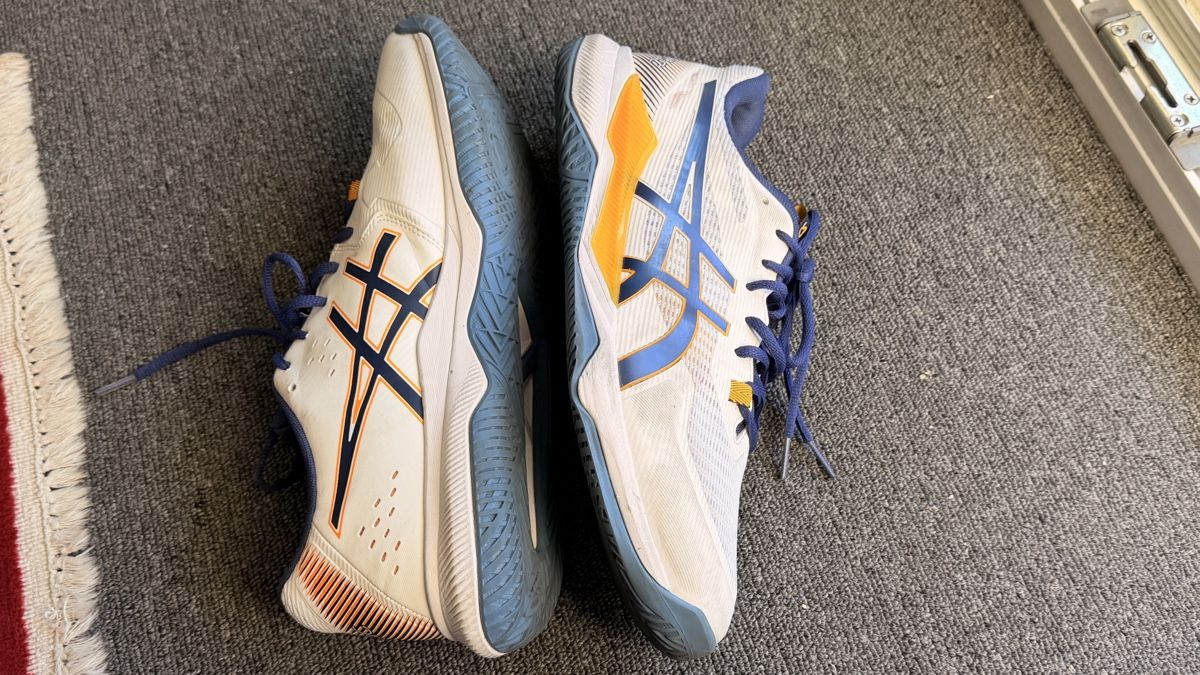 Asics Scarpe da uomo: Asics Gel-Tactic blanches et bleues, taille 43  – Usato da Bulle venduto da LeMoleson 4