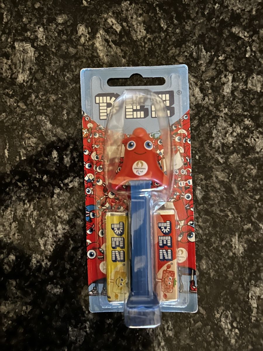 Pez Statuette: PEZ OLYMPICS PARIS 2024 – Nuovo e nell'imballaggio originale da Zürich venduto da noddygoestotoyland