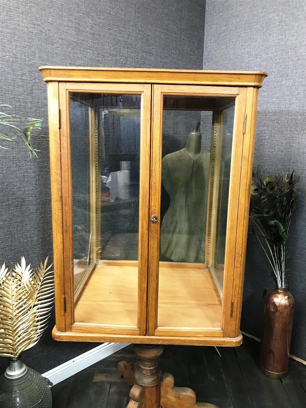 Vetrine: Vitrine um 1900 aus Eiche Jugendstil – Usato da Laufenburg venduto da industrial-silence 1