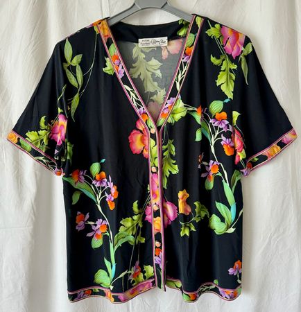 Schwarzes Kurzarm-Shirt mit Blumenmuster (Marie-Claire)