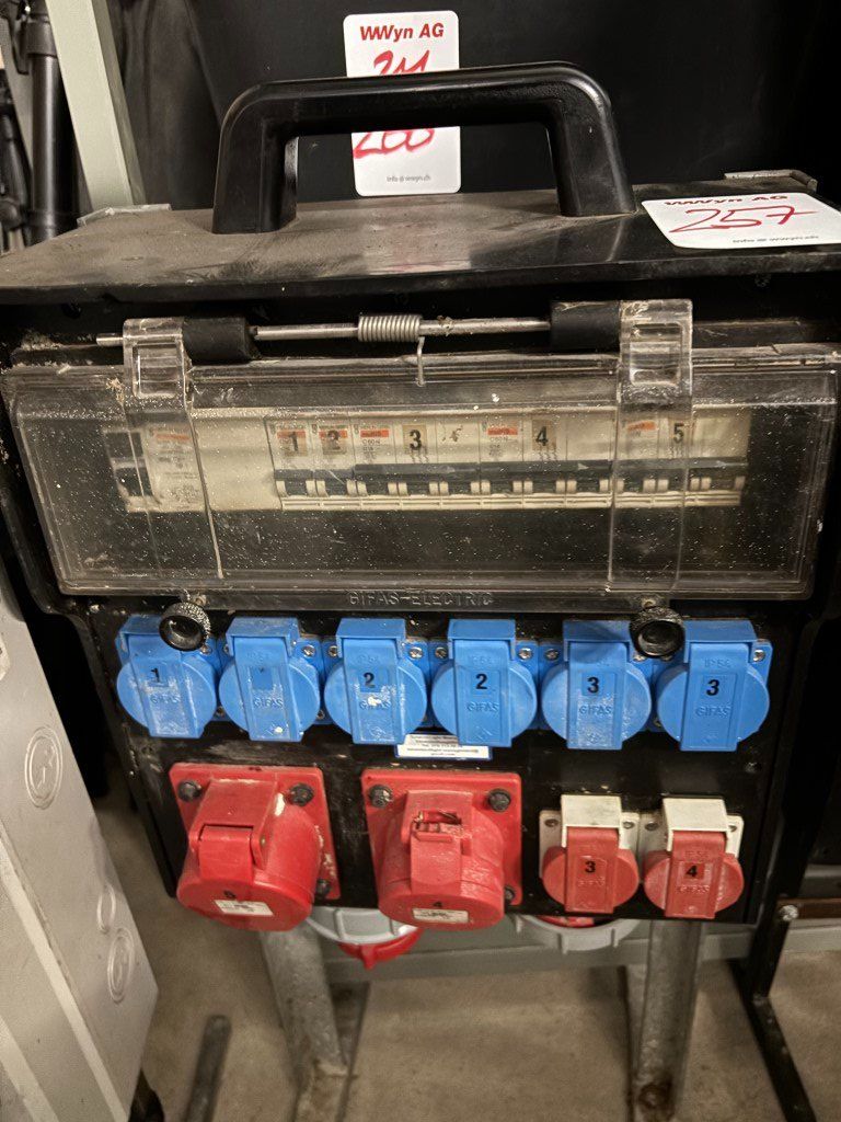 Alimentazione elettrica: Stromverteiler (Lot 257) 2504 Biel – Usato da Bäriswil venduto da WWYN-AUKTIONEN