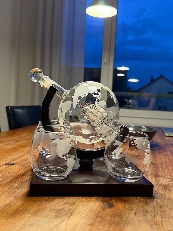 Caraffe: GLASKARAFFE GLOBUS MIT SEGELSCHIFF INKL. 4 DRINK-GLÄSER – Nuovo e nell'imballaggio originale da Horn venduto da P.Blattmann 2