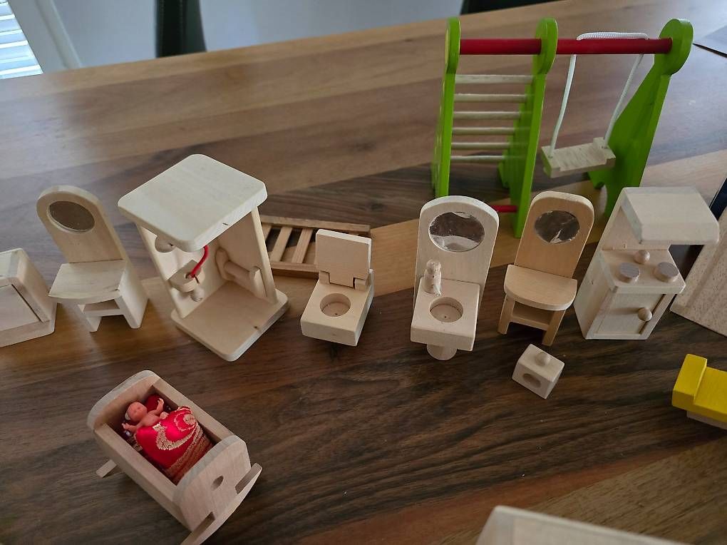 Case e mobili per bambole: Puppenhaus Möbel aus Holz – Usato da Merenschwand venduto da Juditha786 2