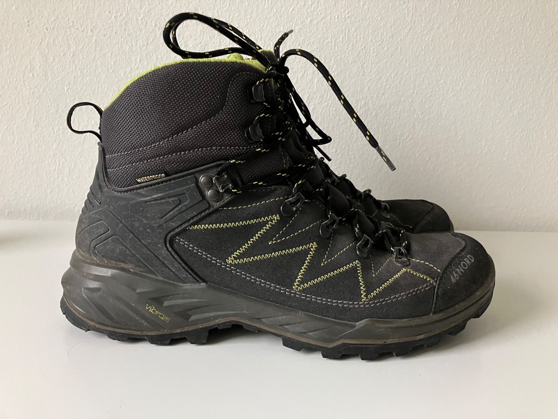 46 Nord Scarpe da uomo: Wandreschuhe 46 NORD - Grosse 44 – Usato da Riehen venduto da Philips26