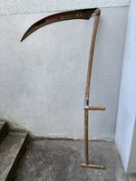 Antike Heusense aus „Silberstahl“ mit Holzgriff
