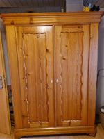 Holzschrank