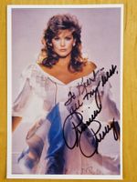 Priscilla Presley, Original Autogramm auf Foto in Farbe
