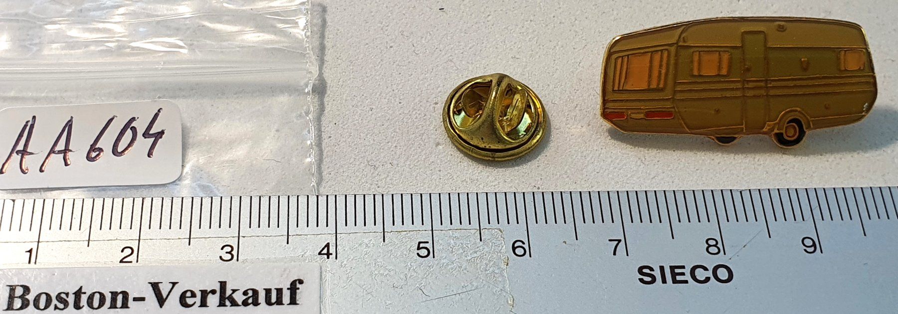 Placchette & Badge: AA604 - Pin Wohnwagen – Usato da Reinach BL venduto da Boston-Verkauf 1