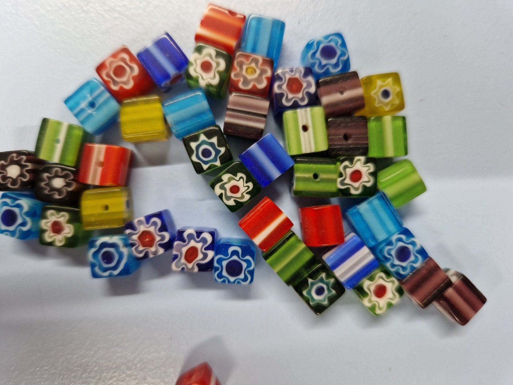 Perlen (unechte): Perles cubes10 mm mixtes Millefiori MURANO 15 pcs – Neu und originalverpackt aus St-Imier von goodber