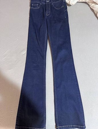 ZARA DUNKELBLAUE A&F JEANS