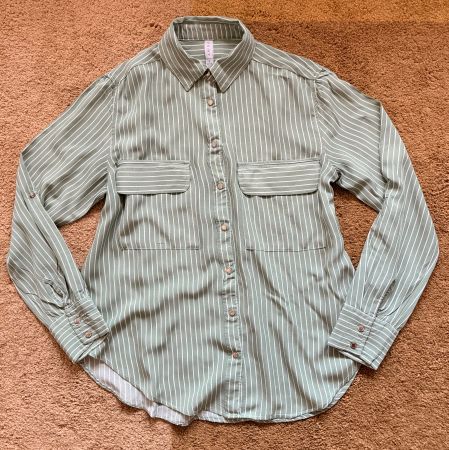 Moderne Bluse von Amisu, Gr. S, Khaki gestreift, Top!