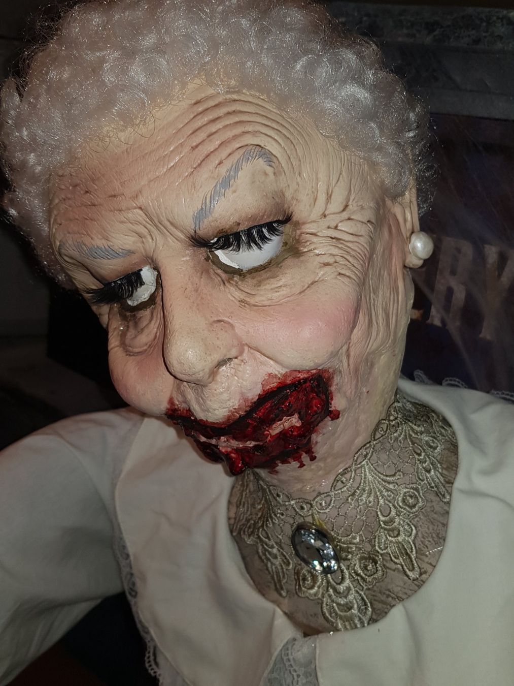 Alle Dekorationen: HORROR/ HALLOWEEN ZOMBIE OMA MIT ROLLATOR – Neu (gemäss Beschreibung) aus Root von LifestyleAccessoires 1