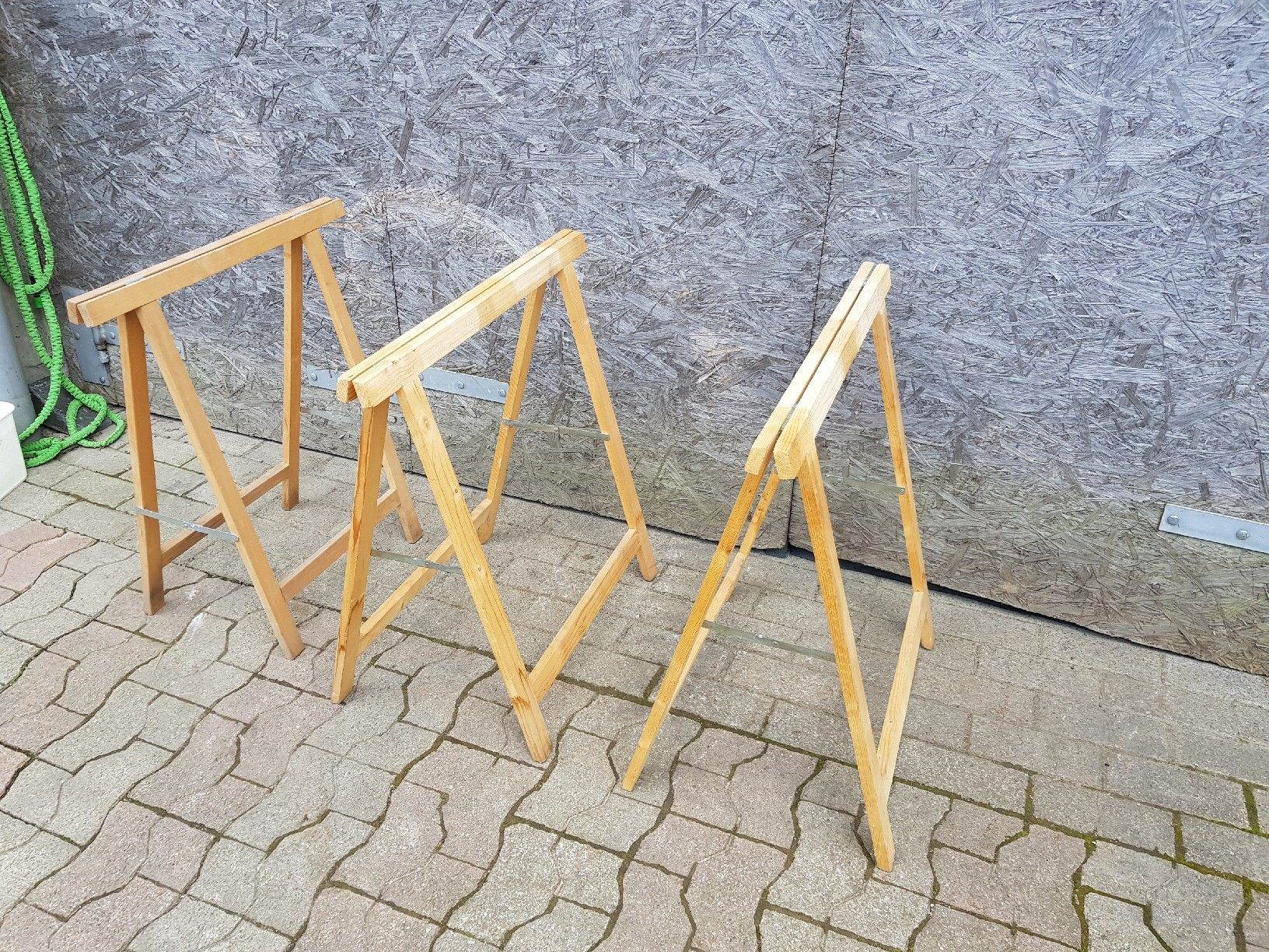 Altro in Utensili da giardino: 3 Stk. Holz-Bock / Sägebock, stabil, Top Zustand!! – Usato da Brunnadern venduto da p..... 3