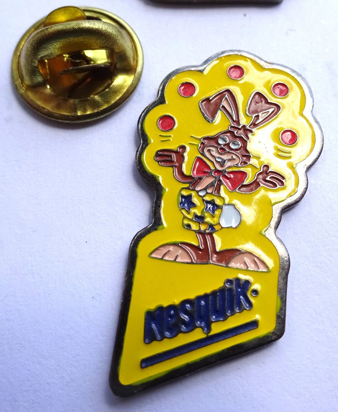 Placchette & Badge: 2 Pin Hasen Nesquik  Trompete – Usato da Utzenstorf venduto da BUtter81