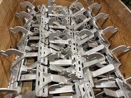 Posten mit 78 Stück KSS 09 18 Ü N Dachhaken Aluminiumguss
