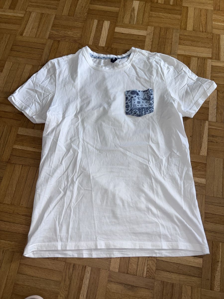T-Shirts: Weisses T-Shirt mit Brusttasche, Grösse M, Top Zustand! – Gebraucht aus Jona von SaF0da
