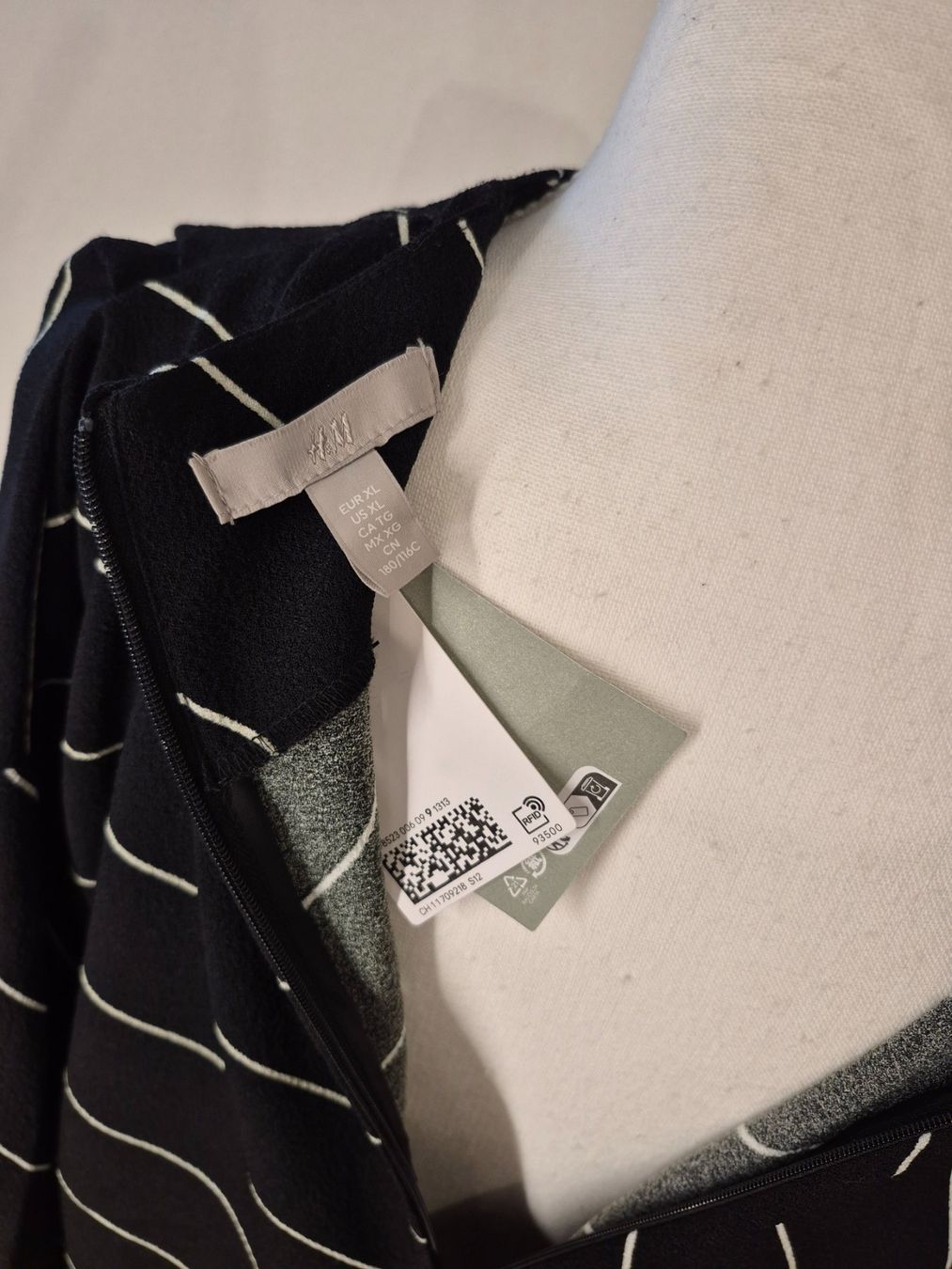H&M Kleider: H&M Kleid, gestreift ,Grösse XL, NEU – Neu und originalverpackt aus La Neuveville von Vestiaire_2011 1
