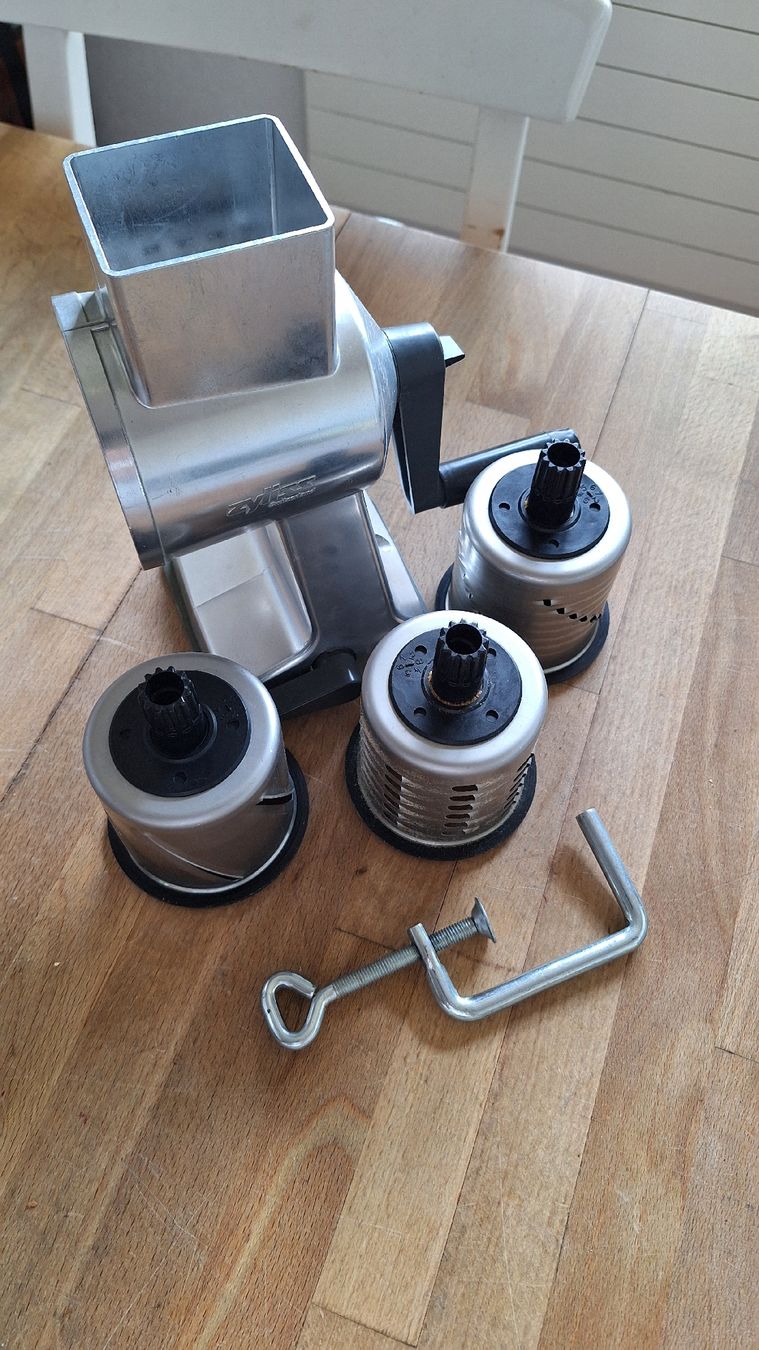 Zyliss Appareils de cuisine: Zyliss Raffel mit 4 Einsätzen – D'occasion à Bönigen par saft195619