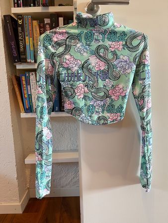Crop top Bershka imprimé serpent  dos ouvert – Taille S