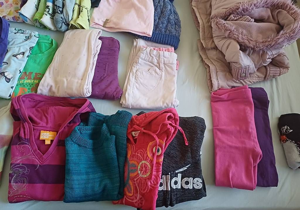 Lotti & Set di vestiti: Riesiges Mädchen Kleiderset Gr.128, ca. 53 Teile. – Usato da Fehraltorf venduto da Sato01 2