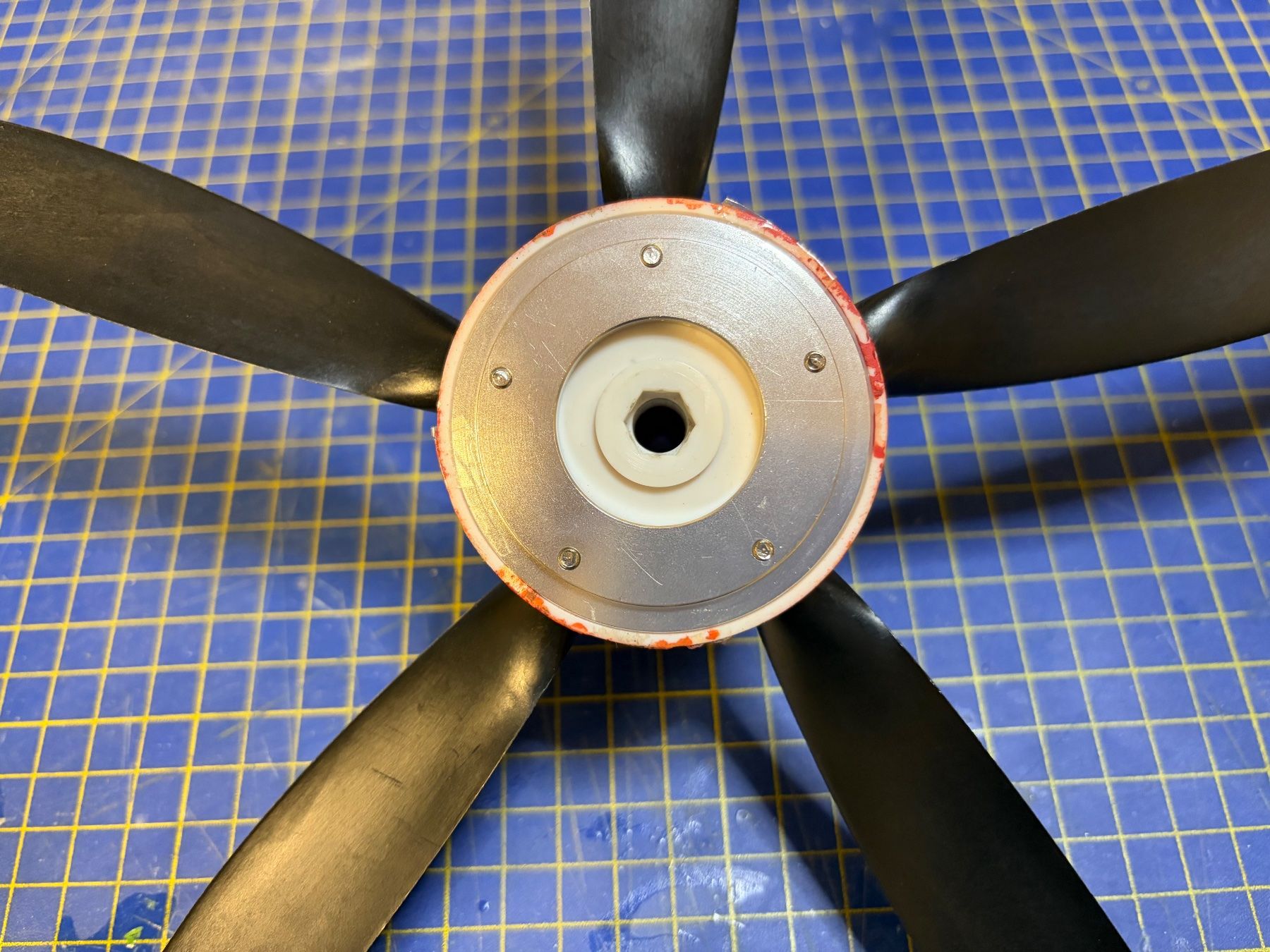 RC Modellbau: Propeller Modellflugzeug 5-Blatt rot schwarz – Gebraucht aus Glattbrugg von Olio7 1