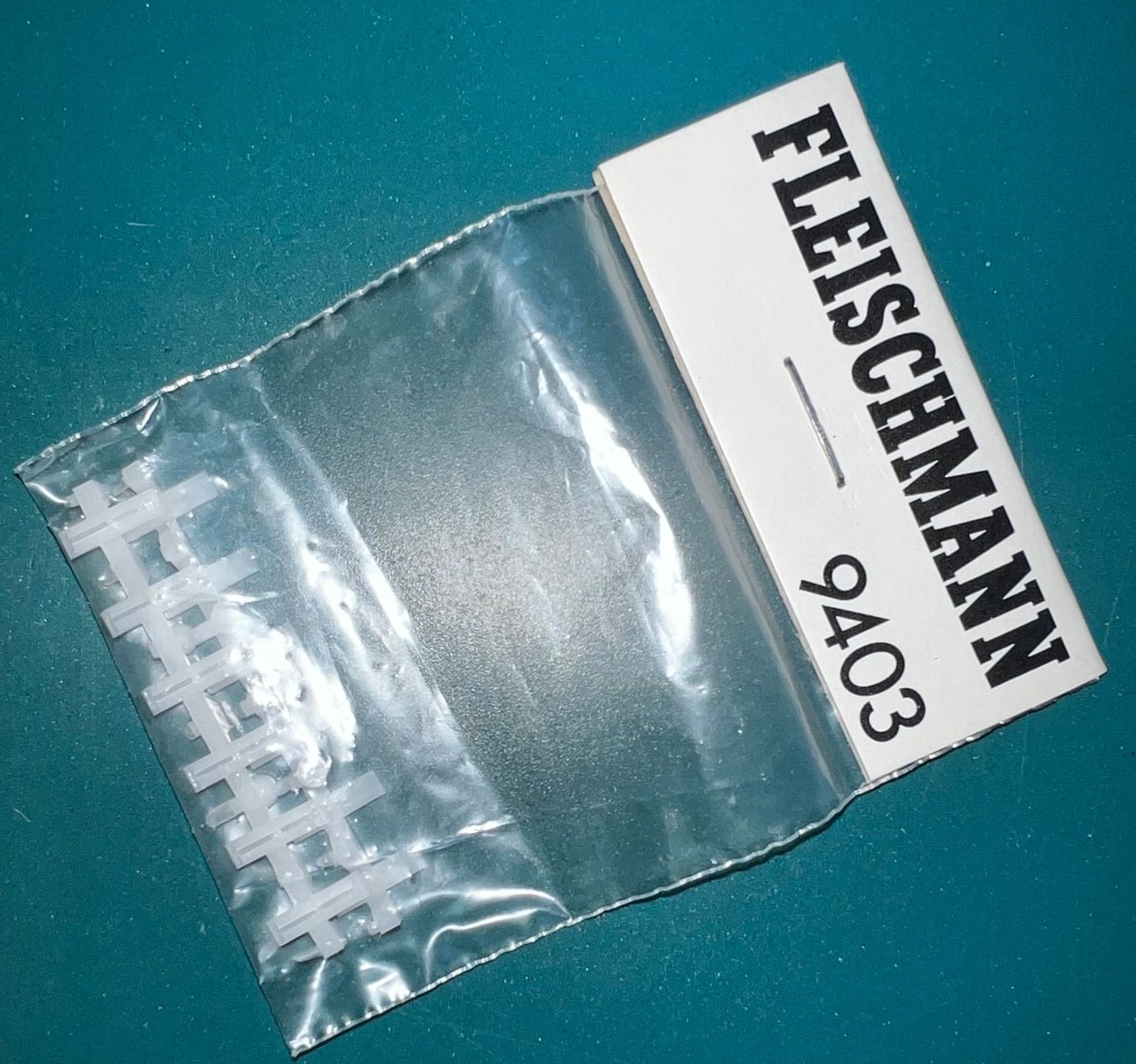 Fleischmann Modellini di ferrovie: Fleischmann, 9403, Gleis-Isolierverbinder, NEU – Nuovo (secondo la descrizione) da Basel venduto da jonnyhaas