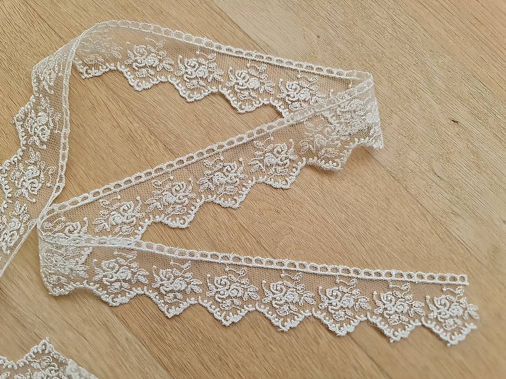 Stoffe: Wunderschöne weisse Spitzenborte  Blumenmuster – Neu und originalverpackt aus Allschwil von 86d_fmd5