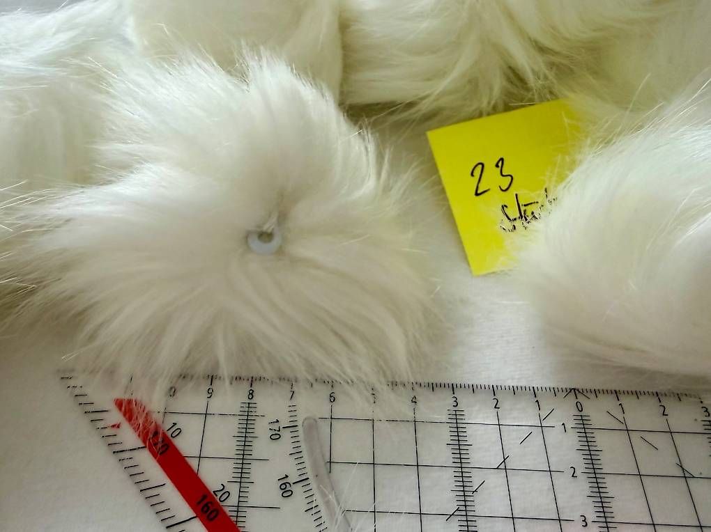 Tutte le decorazioni: 23 Kunstfell-Bommel weiss, ca. 5-6 cm,  neu – Usato da Basel venduto da Lemon_4 1