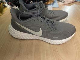 Nike Revolution 5, Grau, Top Zustand, Grösse 43