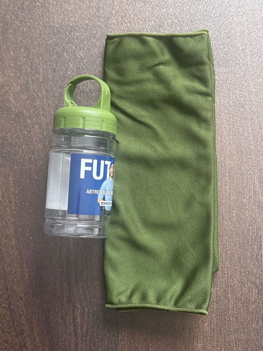Sonstige Kleidung & Accessoires: Future Abwaschtuch plus Dose, Top Zustand – Neu und originalverpackt aus Neerach von Matug1248 1