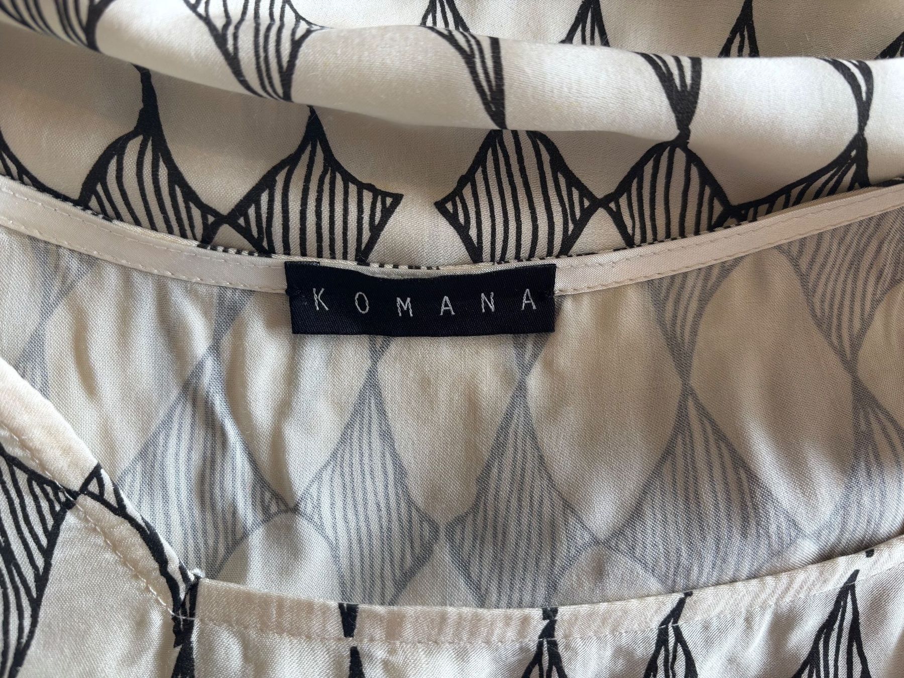 T-shirt: KOMANA Shirt mit abstraktem Print – Difettoso da Zürich venduto da missmodernage 4