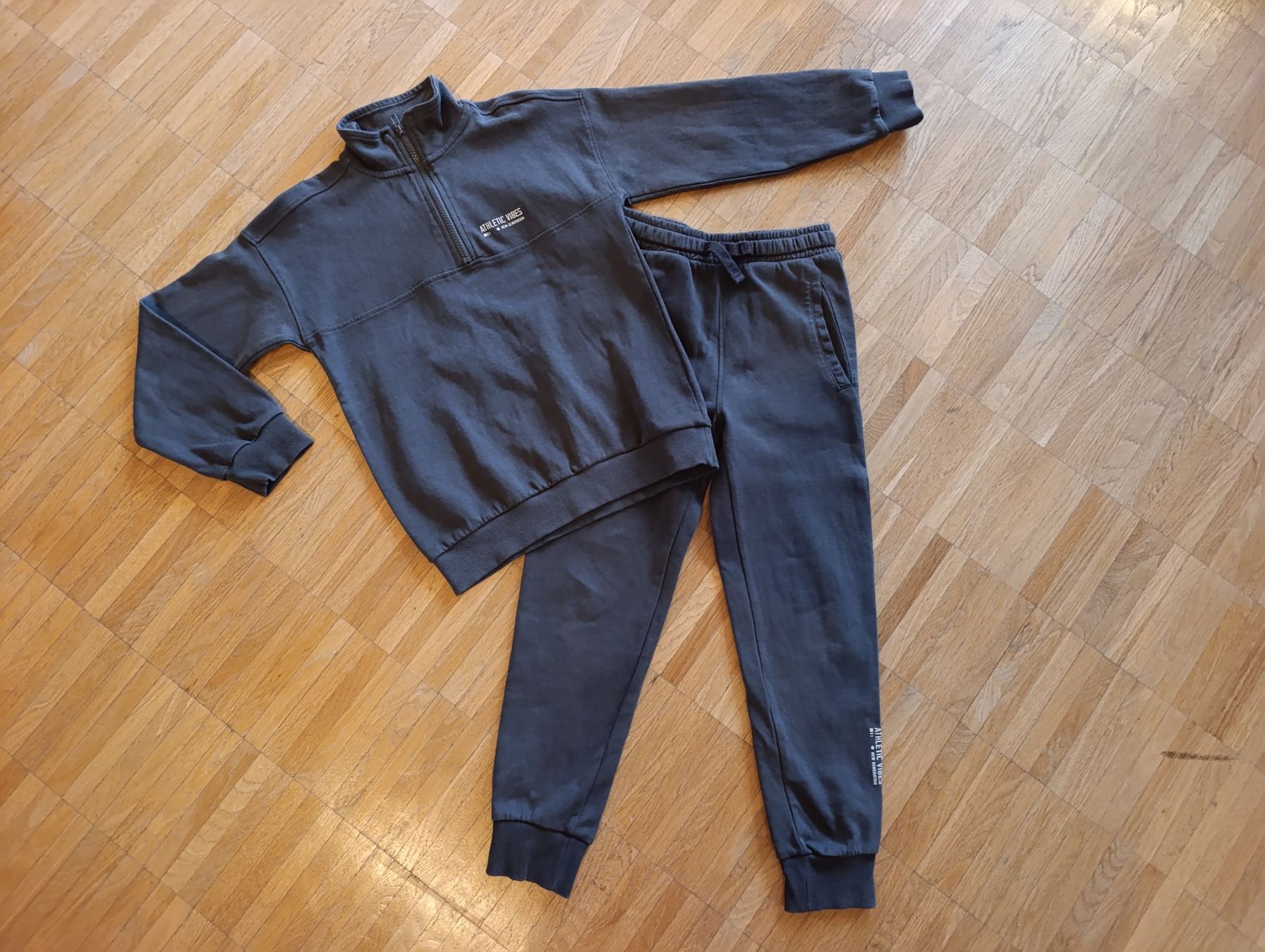 Lotti & Set di vestiti: Kinder Freizeit/ Sport Anzug, Gr 134 – Usato da Zürich venduto da mir_2kjl