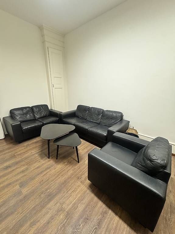 Divani: Leder Sofa in Schwarz und Tisch – Usato da Köniz venduto da jov_jyb7