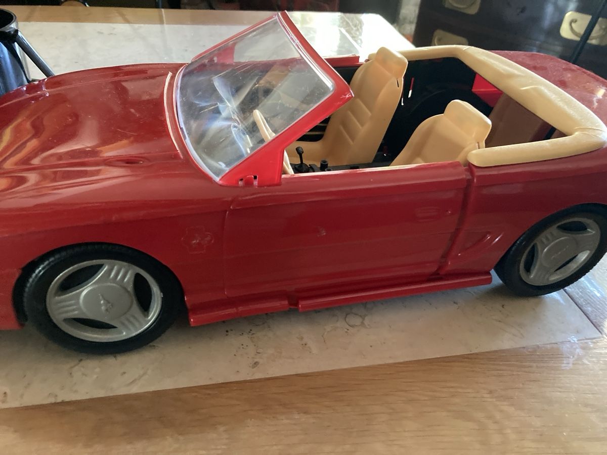 Giocattoli: Voiture Barbie décapotable mustang – Usato da Bursinel venduto da SeveralLives 2