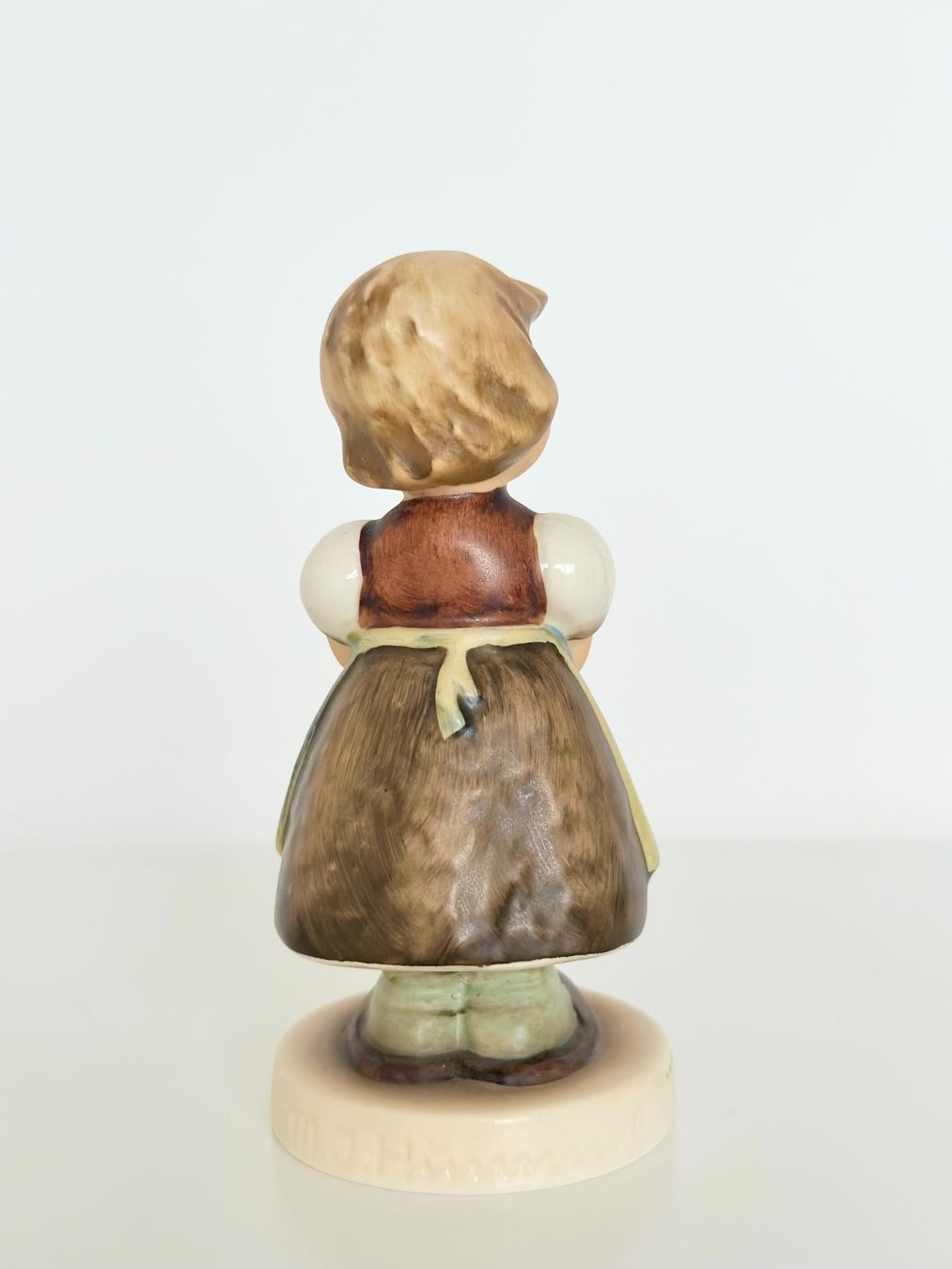 Hummel Figuren: Wunderschöne Goebel Hummel Figur Mädchen mit Blumenstrauss – Gebraucht aus Steinen von SputnikSweetheart 3