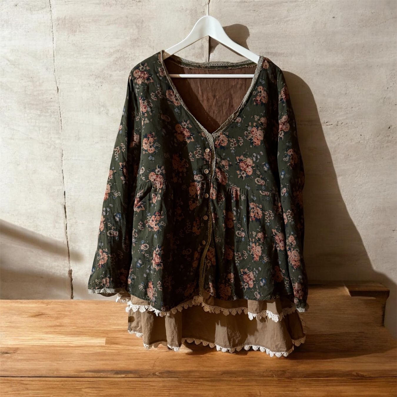 Chemisiers: Bluse mit Blumenmuster und Spitzenbesatz – D'occasion à Kiental par gali_72