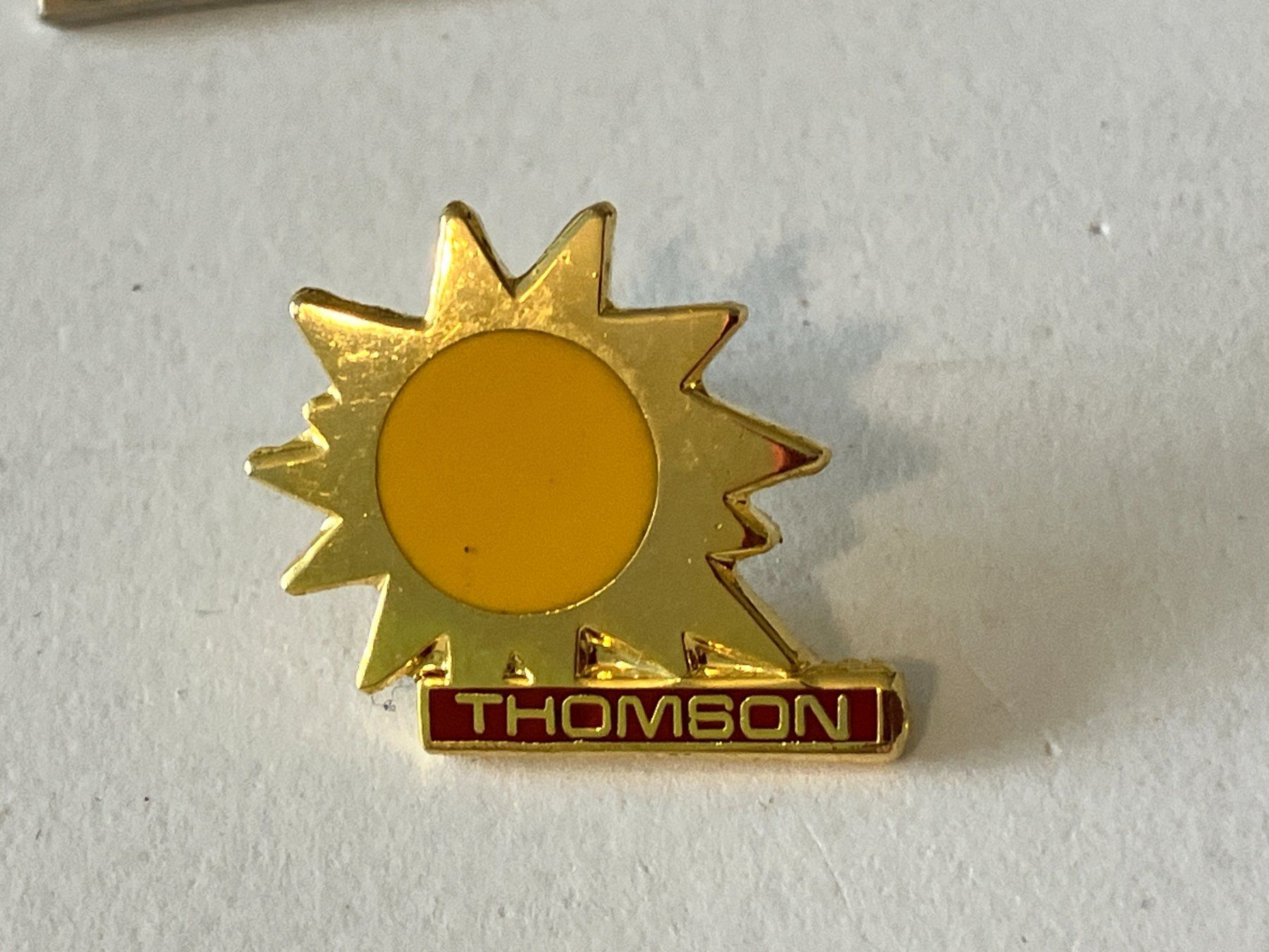 Plaketten & Abzeichen: 1 Pin Thomson – Gebraucht aus Basel von djwwpp