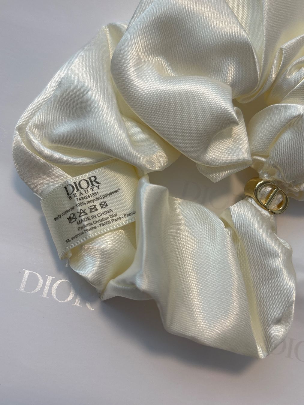 Dior Accessori per capelli: Original Dior Beauty CD Scrunchie - Ecru 🤍 – Nuovo (secondo la descrizione) da Bülach venduto da ter_6jf8 2