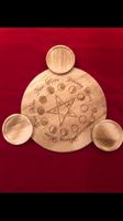 Altar Deko mit Pentagramm und Mondkreis