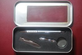 boite avec stylo, loupe et couteau de poche