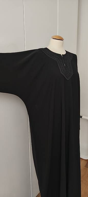 Robes: Abaya/Kleid Grösse M, schwarz – D'occasion à Basel par ukhtyy 1