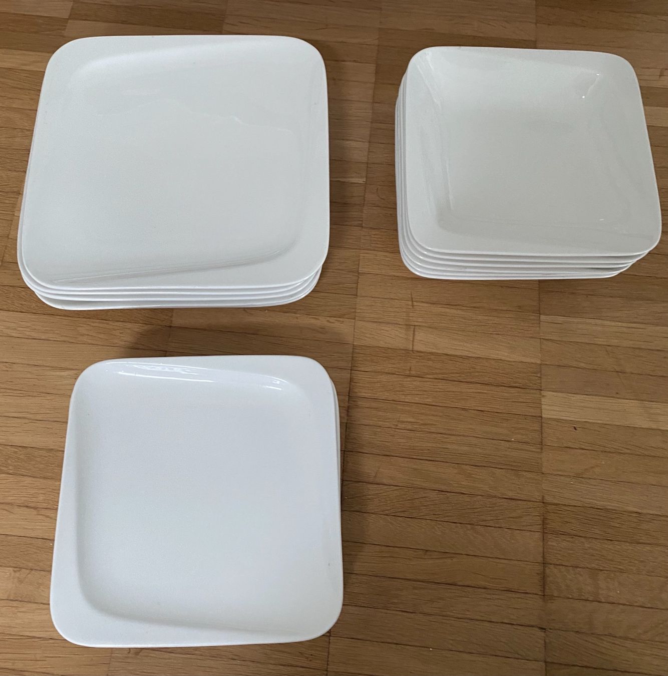 Set di piatti: Schöne Geschirrset.! 🌸 – Usato da Opfikon venduto da Luis144