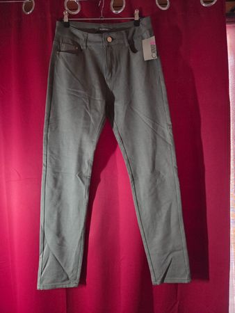 Pantalon kaki neuf, taille 38 - Élégant et confort! carnaby