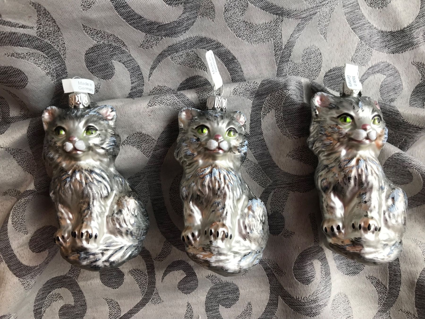 Tutte le decorazioni: 3 Silbergraue Katzen Katze Christbaumschmuck – Nuovo e nell'imballaggio originale da Alpnach Dorf venduto da marvo