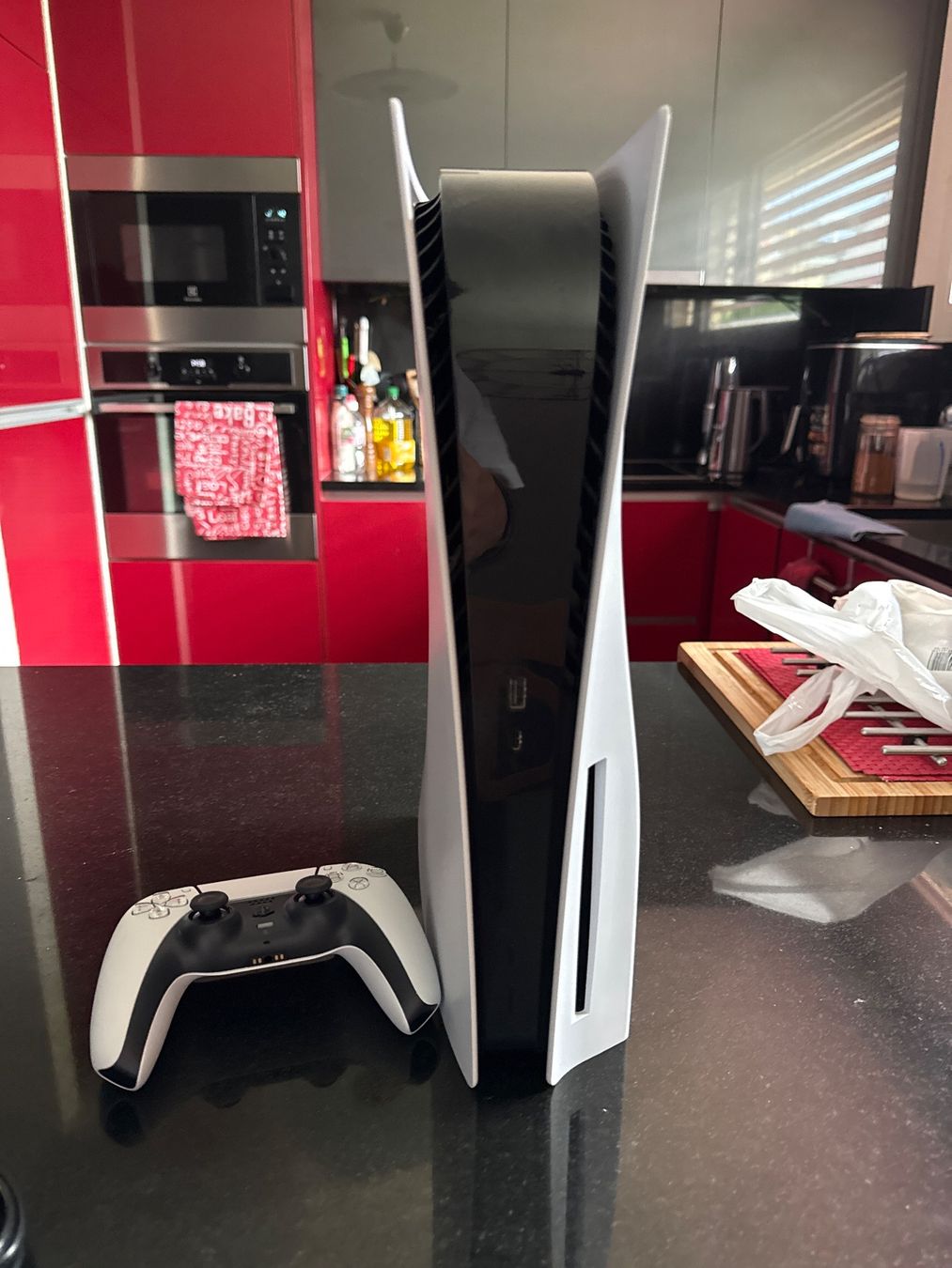 Sony Console: Playstation 5 Standard – Usato da St-Léonard venduto da Pioliou 2